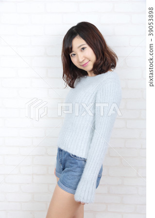 Young lady portrait Young lady portrait 39053898