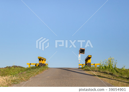 Railroad crossing without a breaker 39054901