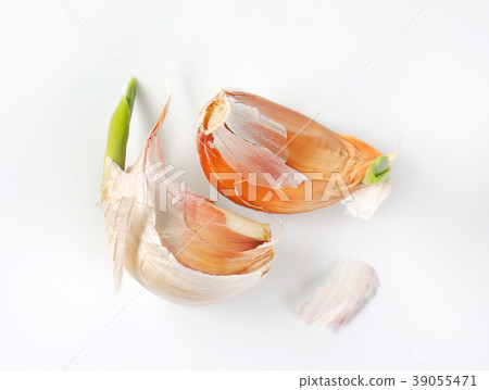 cloves of fresh garlic cloves of fresh garlic 39055471