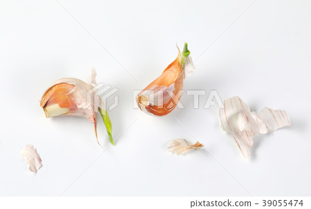cloves of fresh garlic cloves of fresh garlic 39055474