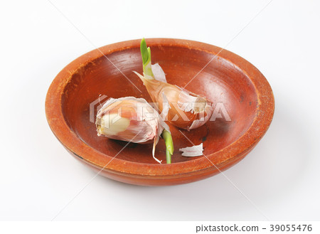 cloves of fresh garlic cloves of fresh garlic 39055476