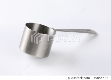 empty saucepan with handle 39055486