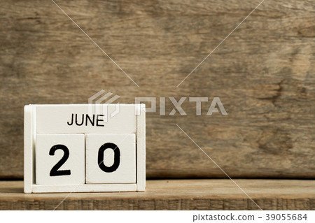 White block calendar present date 20 and June 39055684