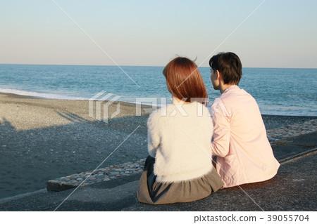 海邊的年輕夫婦 海邊的年輕夫婦 39055704