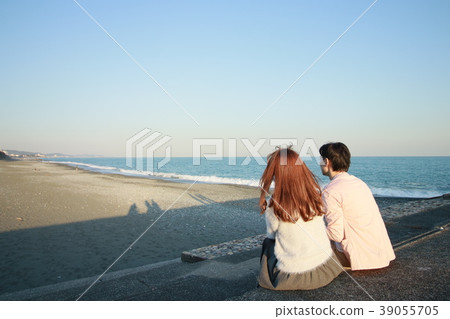 海邊的年輕夫婦 39055705