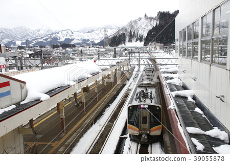 Joetsu Line E129 system stopping at Echigo Yuzawa Station in winter Joetsu Line E129 system stopping at Echigo Yuzawa Station in winter 39055878
