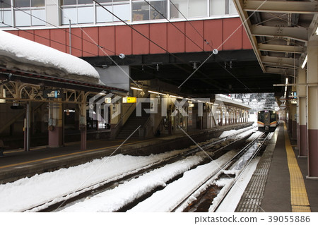 上越線E129系統在冬天在越後湯澤站停靠 39055886