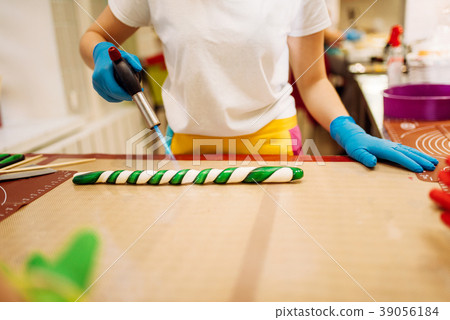 Chef melt caramel with a gas burner 39056184