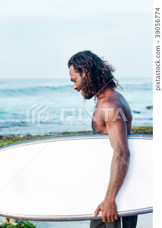 the man goes to the water 39056774