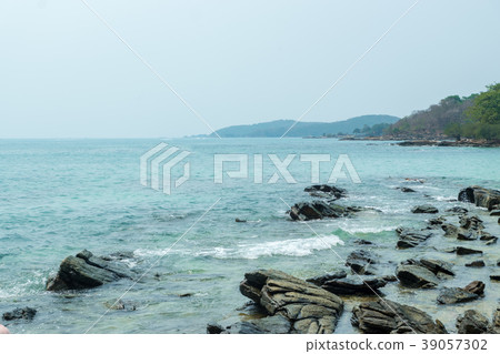 The sea rocks are surrounded by splashing waves The sea rocks are surrounded by splashing waves 39057302
