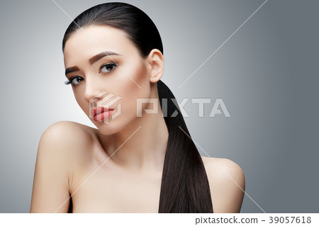 Brunette asian girl with long straight hair 39057618