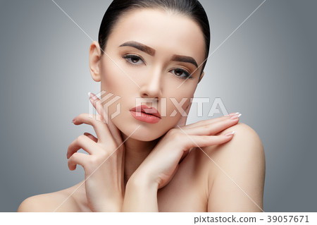 Brunette asian girl with long straight hair 39057671