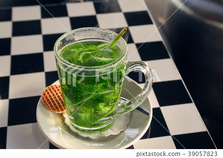Fresh mint tea 39057823