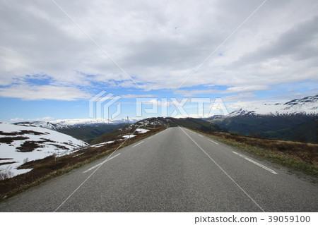 Spring mountain valley Spring mountain valley 39059100