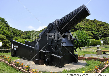 Cannon monument 39059227