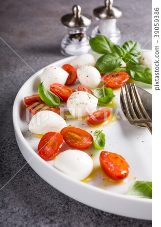 Delicious caprese salad 39059386