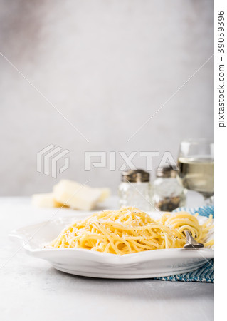 Spaghetti with pecorino cheese and pepper Spaghetti with pecorino cheese and pepper 39059396