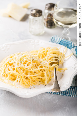 Italian pasta with pecorino cheese Italian pasta with pecorino cheese 39059397