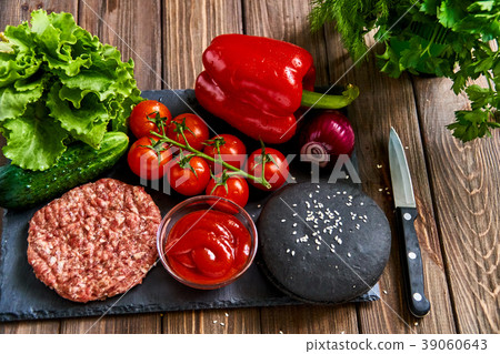 Preparation of burger 39060643