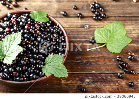 currant on a wooden background 39060945
