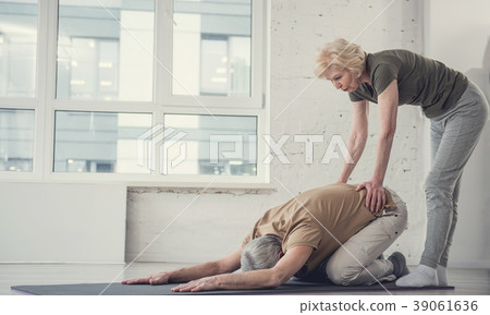 Elderly people leading healthy lifestyle 39061636