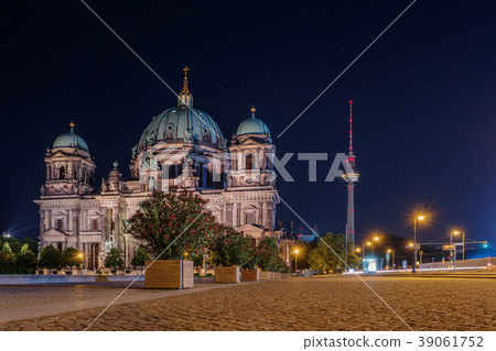 Berlin Cathedral and TV Tower Fernsehturm at night Berlin Cathedral and TV Tower Fernsehturm at night 39061752
