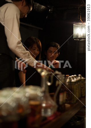 酒吧男女 39061913