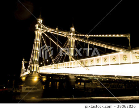 我從側面拍攝阿爾伯特橋的夜景。在倫敦切爾西附近 我從側面拍攝阿爾伯特橋的夜景。在倫敦切爾西附近 39062826