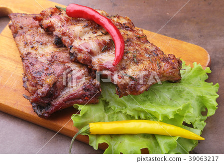 grilled barbecued ribs with lettuce leaves, hot 39063217