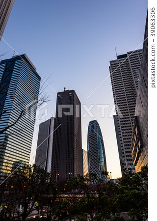 Buildings in Shinjuku before dawn The sky at daybreak in Shinj Buildings in Shinjuku before dawn The sky at daybreak in Shinj 39063306
