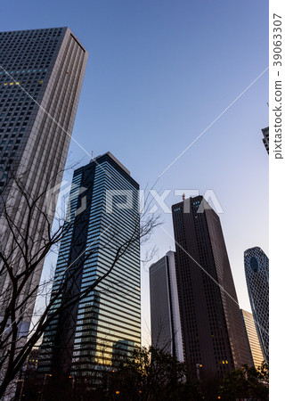 在黎明之前在新宿的建築物在Shinj的黎明的天空 39063307