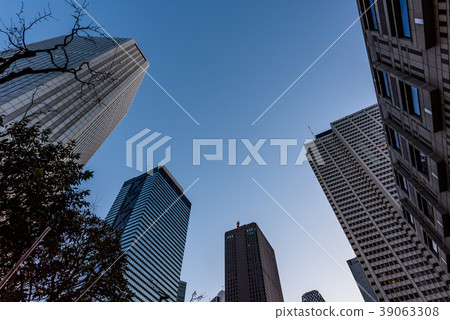 在黎明之前在新宿的建築物在Shinj的黎明的天空 在黎明之前在新宿的建築物在Shinj的黎明的天空 39063308