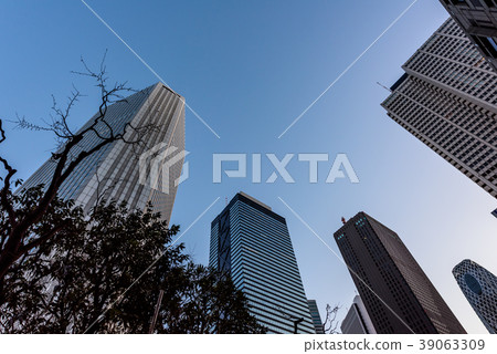 在黎明之前在新宿的建築物在Shinj的黎明的天空 39063309