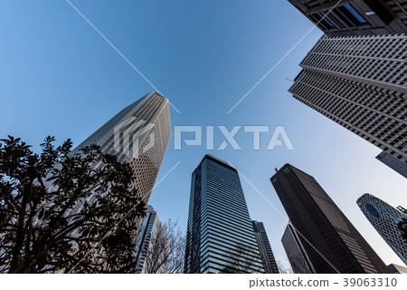 在黎明之前在新宿的建築物在Shinj的黎明的天空 在黎明之前在新宿的建築物在Shinj的黎明的天空 39063310