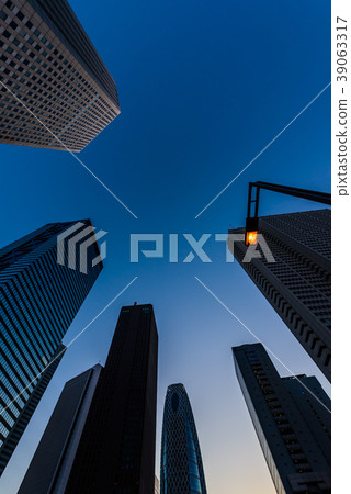 在黎明之前在新宿的建築物在Shinj的黎明的天空 在黎明之前在新宿的建築物在Shinj的黎明的天空 39063317