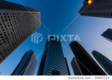 Buildings in Shinjuku before dawn The sky at daybreak in Shinj Buildings in Shinjuku before dawn The sky at daybreak in Shinj 39063318