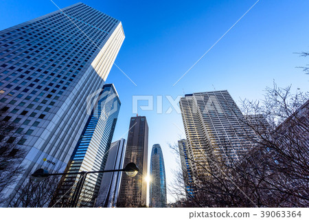 黎明之後新宿的建築物在施光中變得明亮 39063364