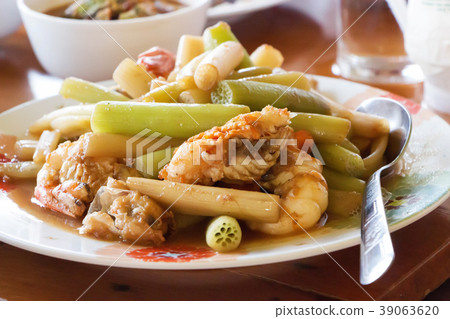 Stir-fry the stem of the lotus and fresh shrimp is 39063620