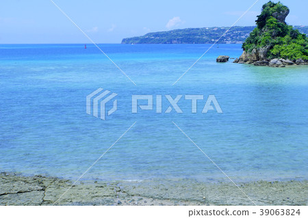 沖繩的御原海灘是一個靠近那霸機場的度假區,您可以在那裡享受游泳的樂趣。 沖繩的御原海灘是一個靠近那霸機場的度假區,您可以在那裡享受游泳的樂趣。 39063824