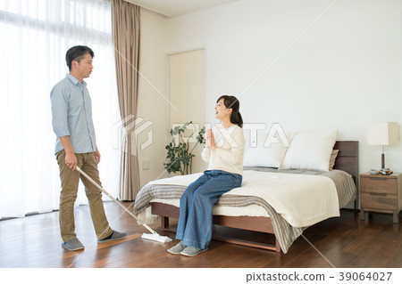 Middle couple lifestyle image 39064027