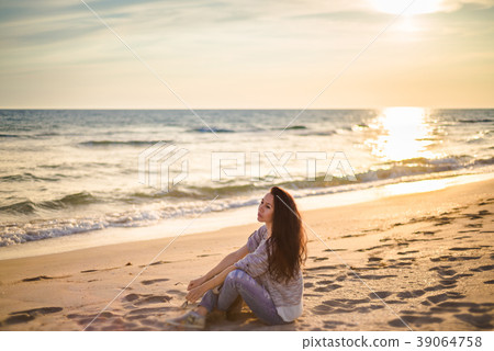 Brunette girl on the background of the sea sunset Brunette girl on the background of the sea sunset 39064758