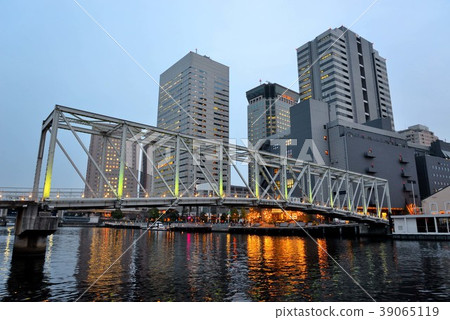 一座橋樑和一座高層建築物的日落視圖在Tennoz運河 一座橋樑和一座高層建築物的日落視圖在Tennoz運河 39065119