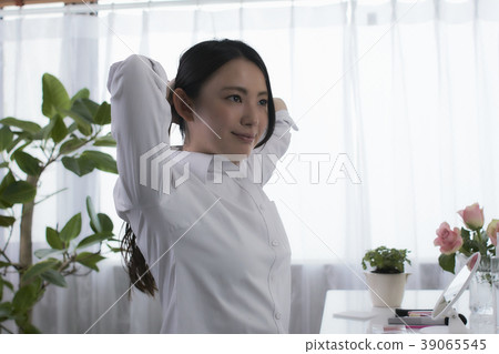 Beauty tying hair young woman Beauty tying hair young woman 39065545