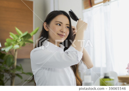 Beauty young woman combing hair 39065546