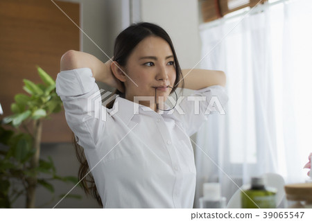 Beauty tying hair young woman Beauty tying hair young woman 39065547