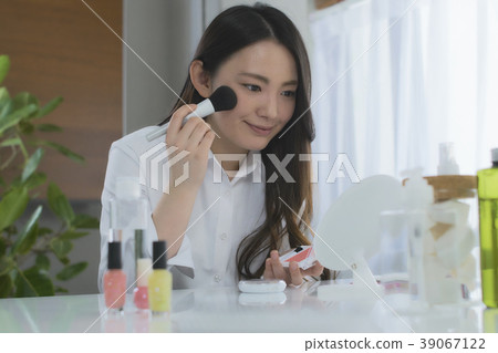 做化妝少婦的秀麗 做化妝少婦的秀麗 39067122