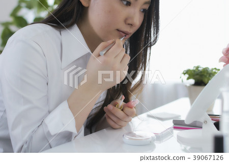 做化妝少婦的秀麗 39067126