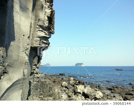 濟州島的藍色海洋和遠處的島嶼/西歸浦圓頂的景觀 39068144