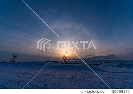 "Hokkaido" A phantom sun to look at the winter Biei and Shinei hills "Hokkaido" A phantom sun to look at the winter Biei and Shinei hills 39069173
