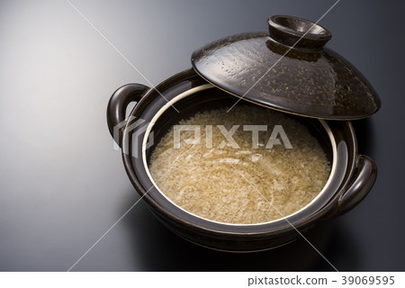 Clay pot and brown rice 39069595
